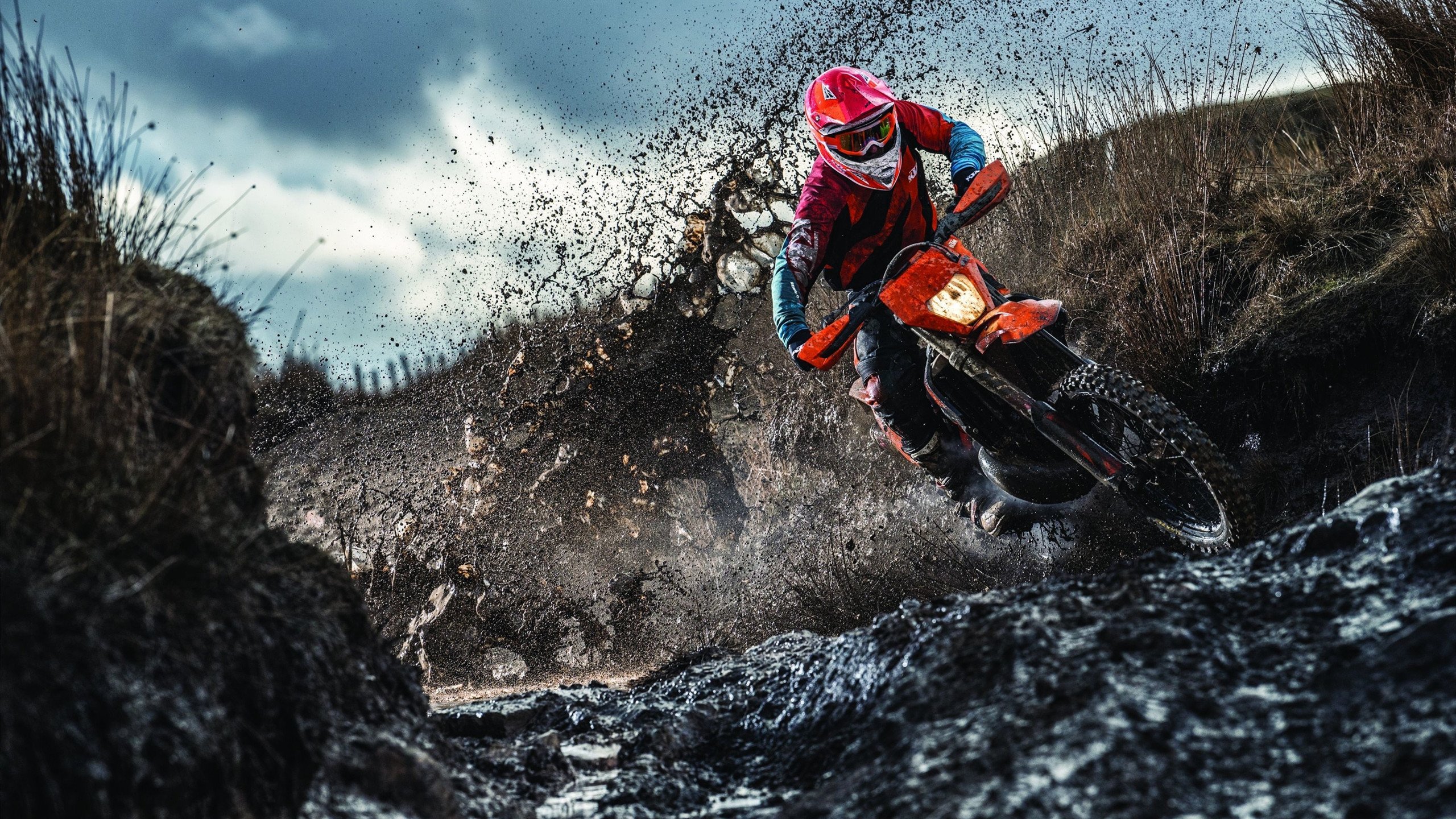 谷爱凌训练中展现高难动作，谷爱凌夺得佳绩